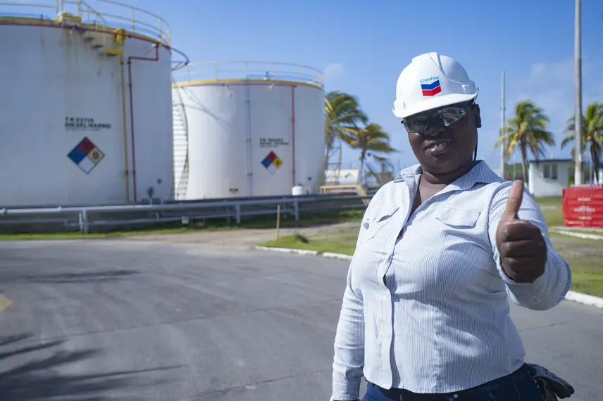 Chevron apunta a cuatro continentes en nueva estrategia de expansión de GNL