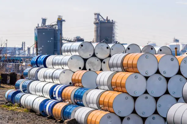 Los inventarios de petróleo crudo de EE.UU. aumentan a medida que Washington negocia un posible acuerdo de paz