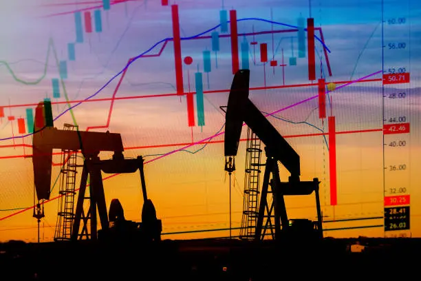 Brent se mantiene por encima de $102 mientras las conversaciones con Irán se estancan por las condiciones en Hormuz.