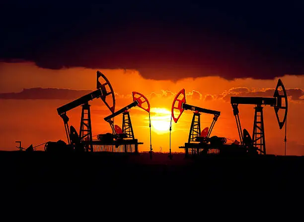 Premercado | Bolsas operan con cautela por giro de la FED y nuevos ataques en Medio Oriente: petróleo supera los US$90