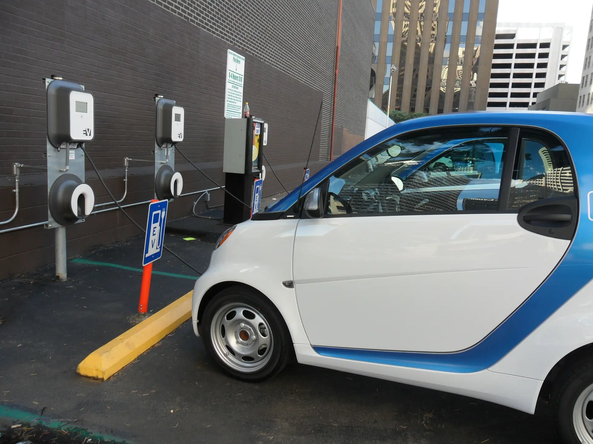 Los precios récord del combustible impulsan las ventas de vehículos eléctricos en Europa