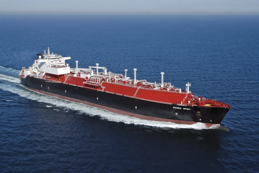 Los precios del petróleo superan los 106 dólares mientras Irán amenaza con más ataques a petroleros