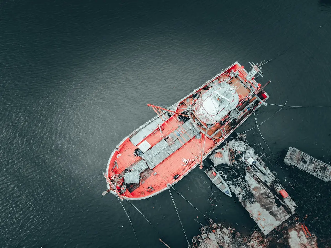 Arabia Saudita redirige exportaciones de petróleo ante ataques de los hutíes en Yanbu