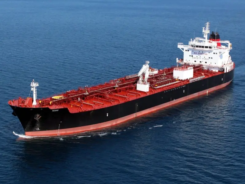 Irán afirma que un superpetrolero fue impactado por minas en el estrecho de Ormuz
