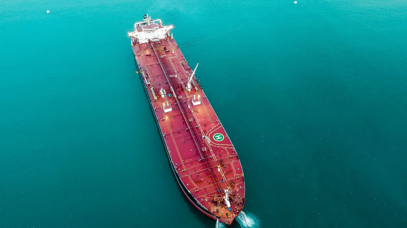 Brent a $108: Estados del Golfo Detienen Conversaciones sobre Hormuz mientras los Hutíes Atacan Base Aérea Saudita