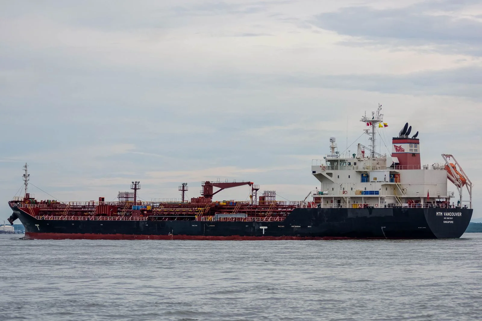 WTI experimenta altibajos mientras las esperanzas en Hormuz chocan con la escasez de diésel